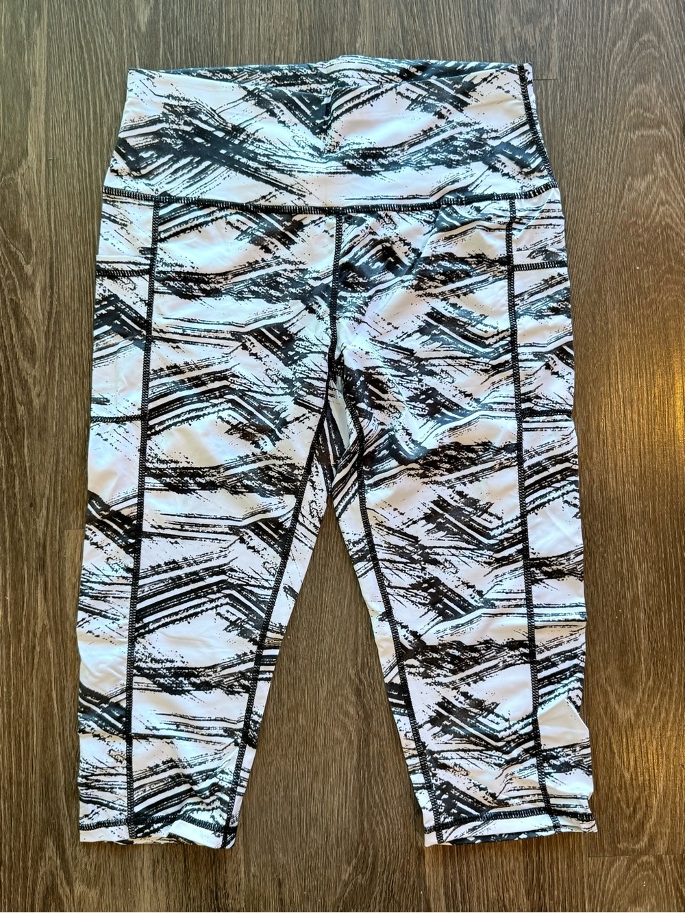 SHEIN Black & White Brushstroke Capri Leggings